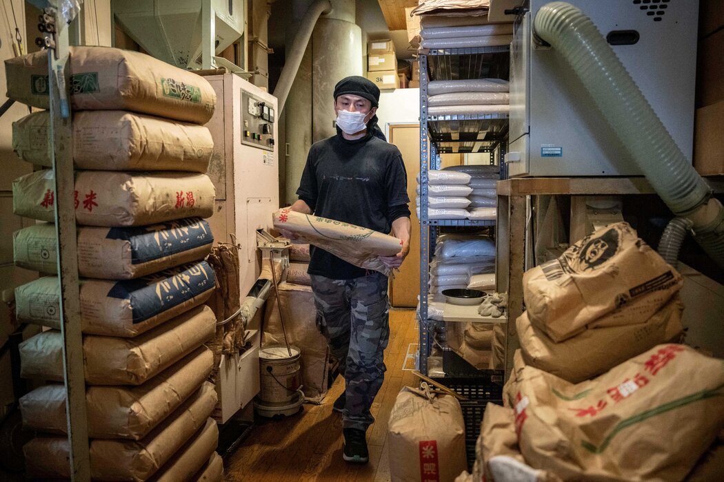 對於大多數日本家庭來說，日元貶值推高了食品和電力等基本生活費用。