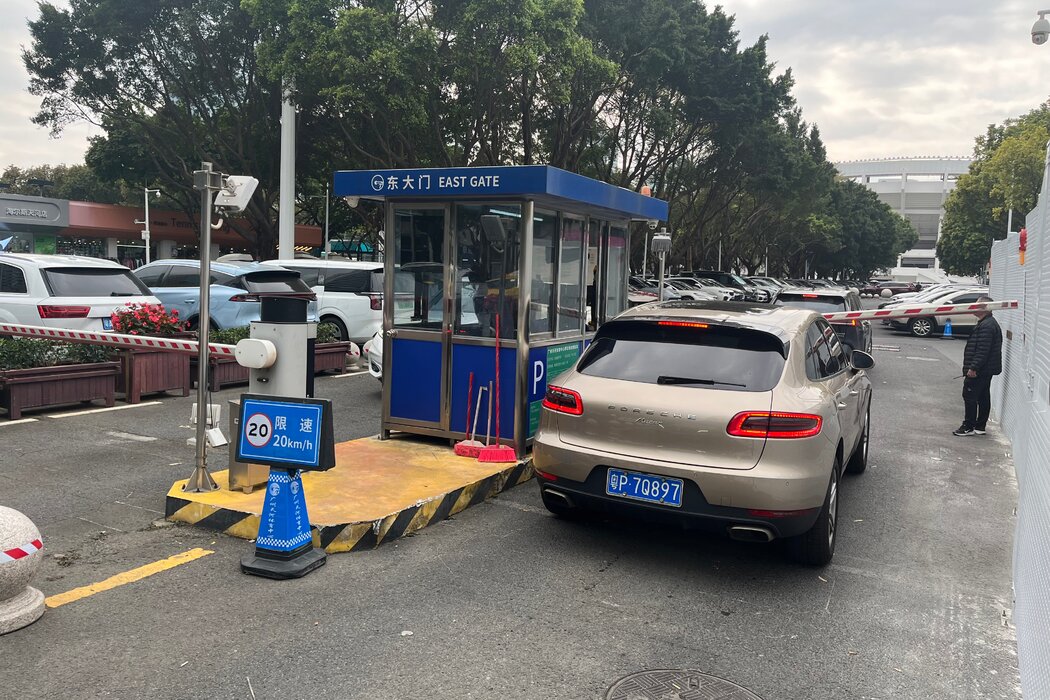 廣州街頭的一輛保時捷Macan。