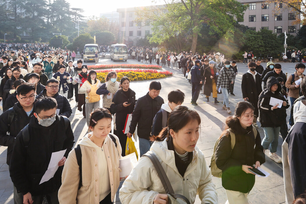 12月，中國南京，排隊參加公務員考試的人群。