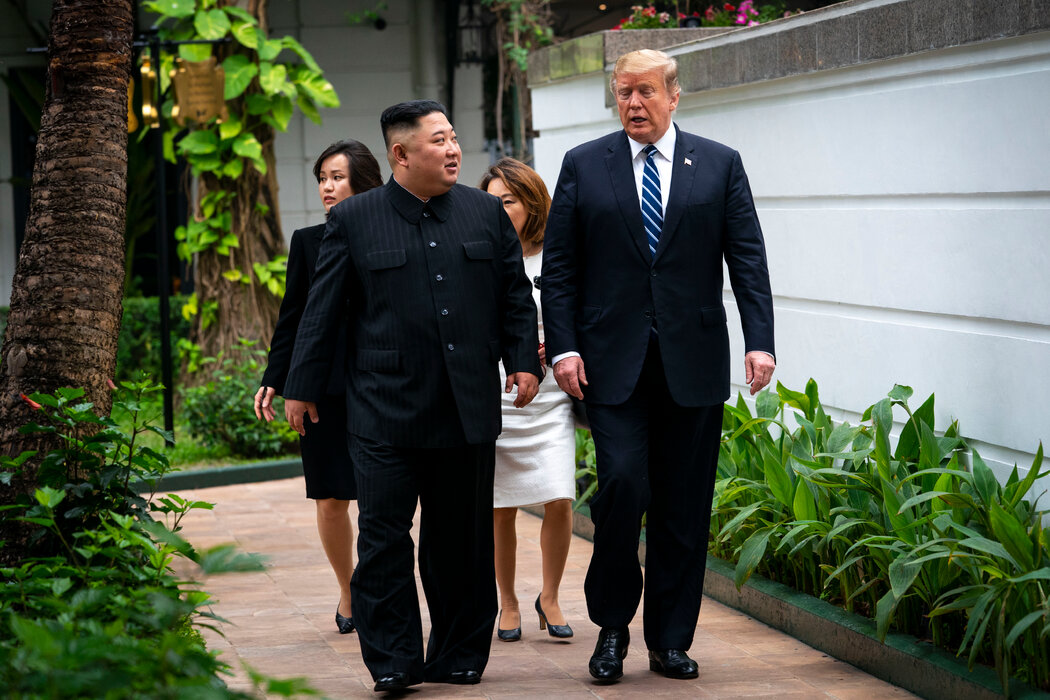 2019年,美國總統川普與朝鮮領導人金正恩在越南河內散步。川普一直對獨裁者表示欽佩。