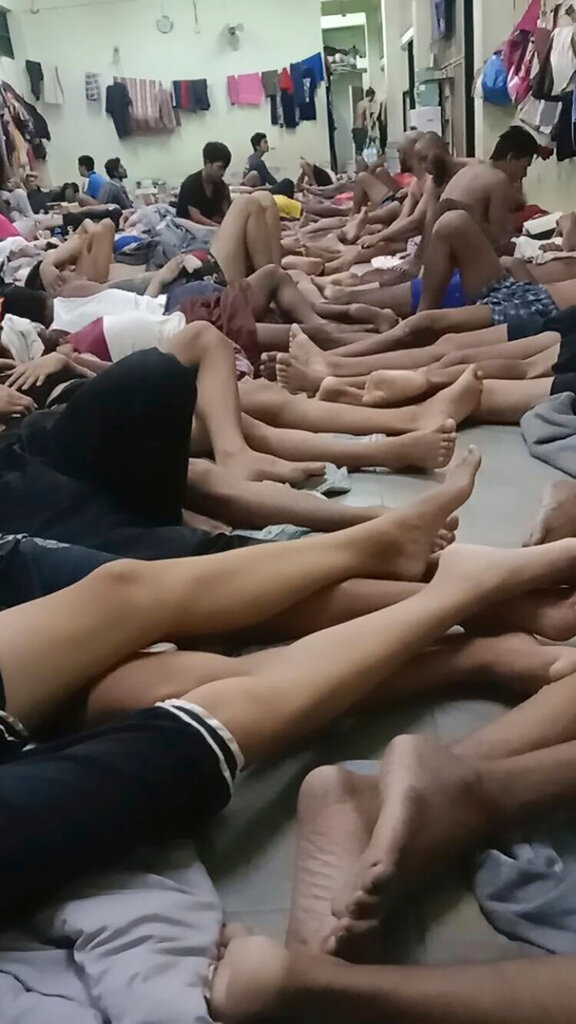 一張匿名提供的照片顯示,曼谷一個移民拘留中心裡的維吾爾人,攝於今年2月。
