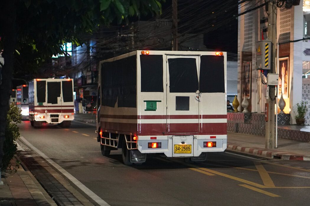 星期四，離開曼谷移民拘留中心的卡車。