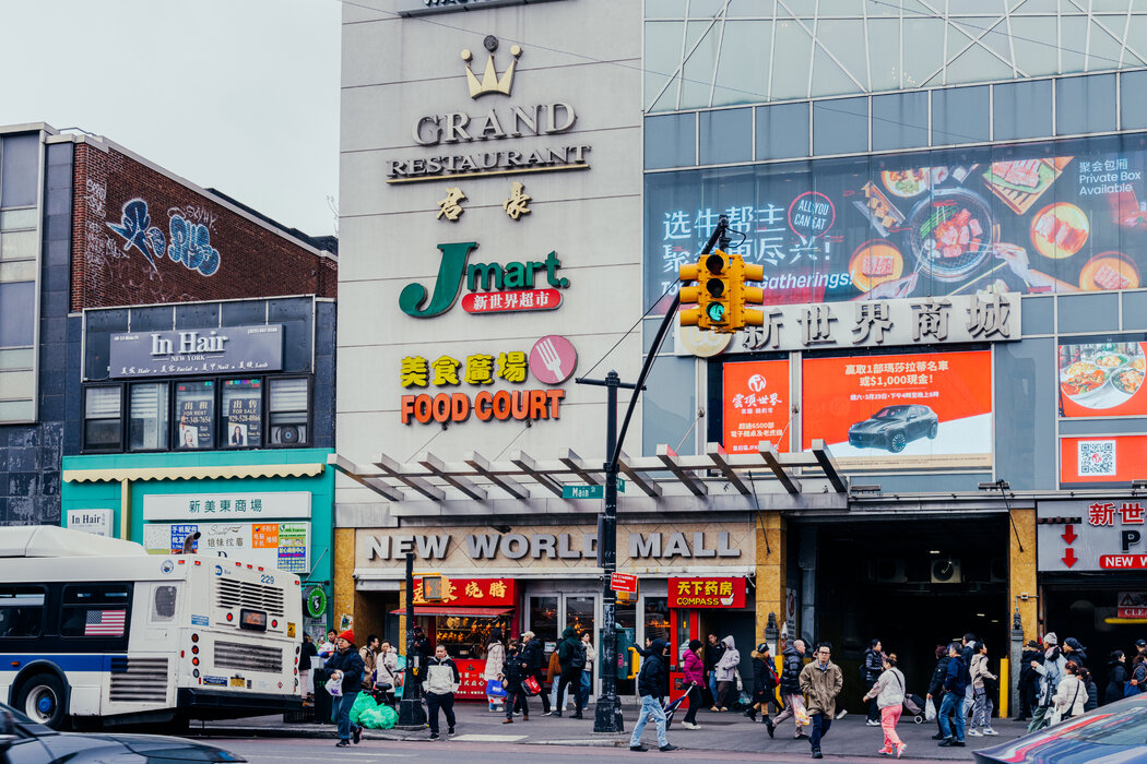 邵連武與他人一同創辦了新世界商城和亞洲超市Jmart。聯邦調查人員去年搜查了該商城，以尋找外國捐款相關的證據。