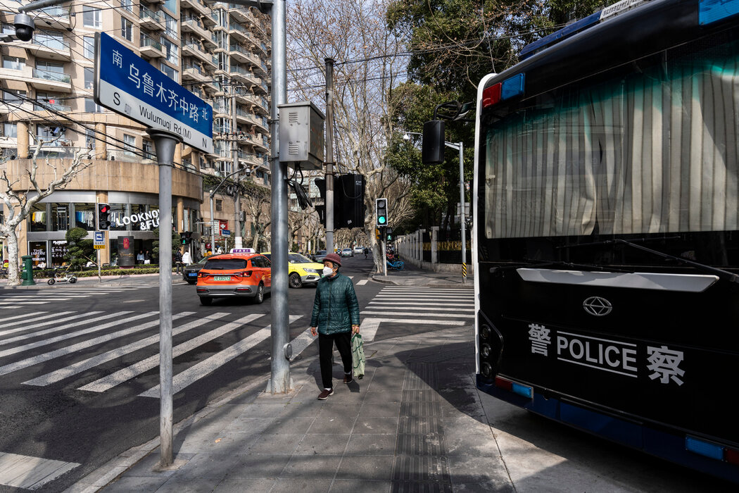 曾發生過抗議活動的烏魯木齊路一帶至今仍有警車在密切監視。這些抗議活動由對疫情限制措施的憤怒引發，是中國幾十年來最大規模的抗議活動。