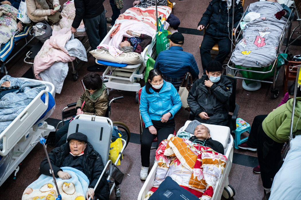 上海的一家醫院，攝於2023年1月。2022年12月中國突然解除疫情防控措施後，新冠病毒迅速傳播，許多醫院都像這樣樣因患者激增不堪重負。