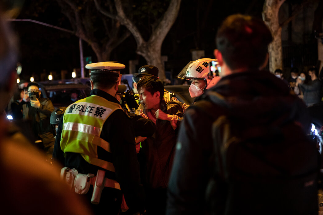 2022年街頭爆發抗議期間，警方在上海烏魯木齊路等地區部署了大量警力。