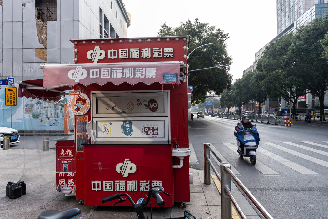 上海的一個購物中心外，當年的核酸檢測亭改造成了賣彩票的地方。