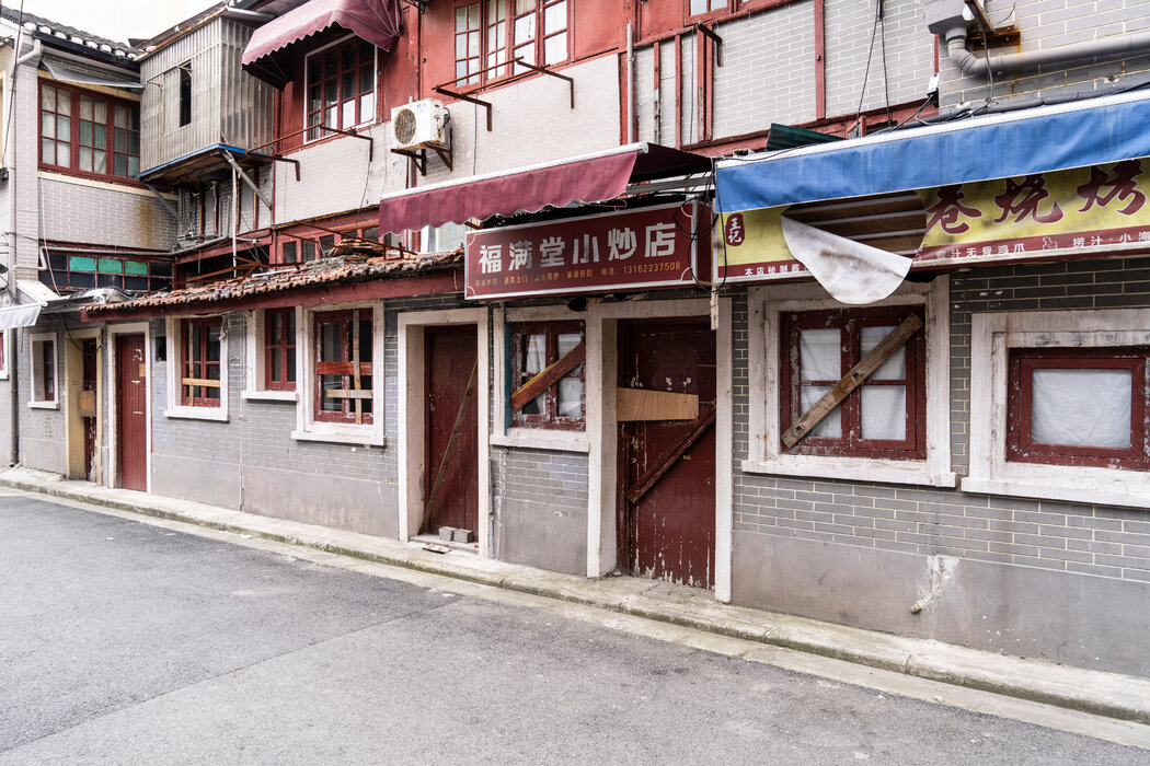 夢花街是上海有著百年歷史的老街區。官方已經將這裡列入了拆遷計劃，稱這裡狹窄擁擠的房屋當時助長了病毒的傳播。