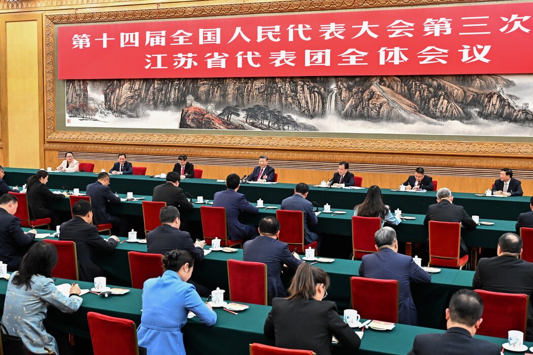 習近平與江蘇省代表會談,與會者在認真記筆記。