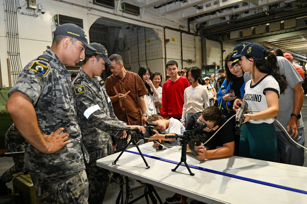 民眾在海軍週期間參觀雪梨的一個基地,攝於上週六。