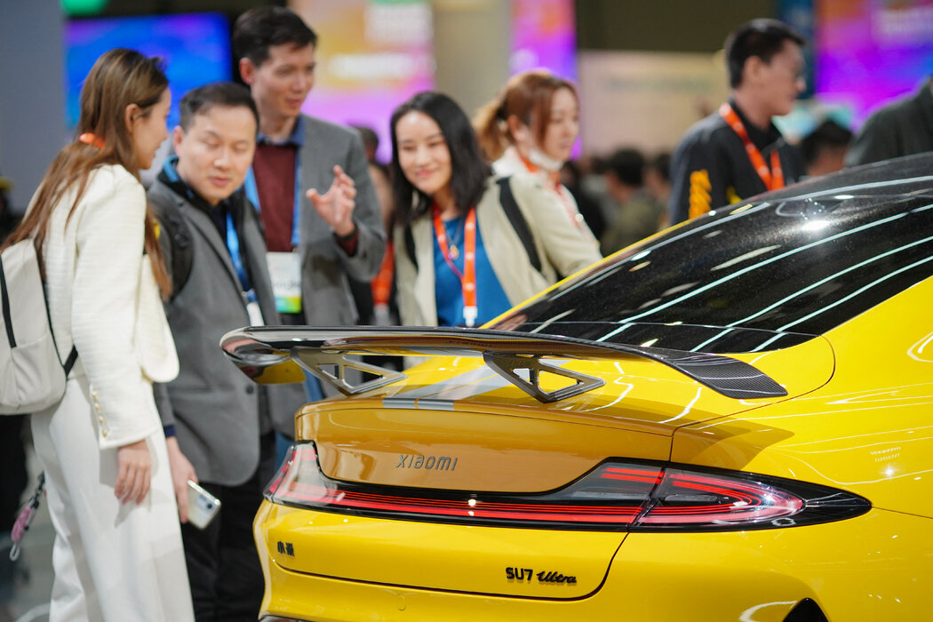 小米SU7超級電動汽車。曾經對特斯拉趨之若鶩的中國車主正日益轉向本土品牌，這些品牌提供更高效、更高科技的汽車，有時價格只有特斯拉的一半。