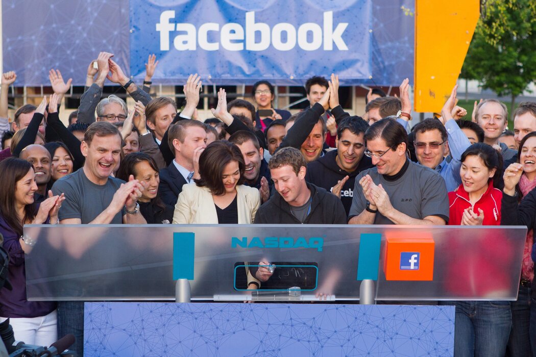 2012年5月18日，Facebook首次公開募股當天，首席執行官馬克·祖克柏在位於加州門洛帕克的公司總部敲響納斯達克開市鍾，首席運營官謝麗爾·桑德伯格在一旁觀看。