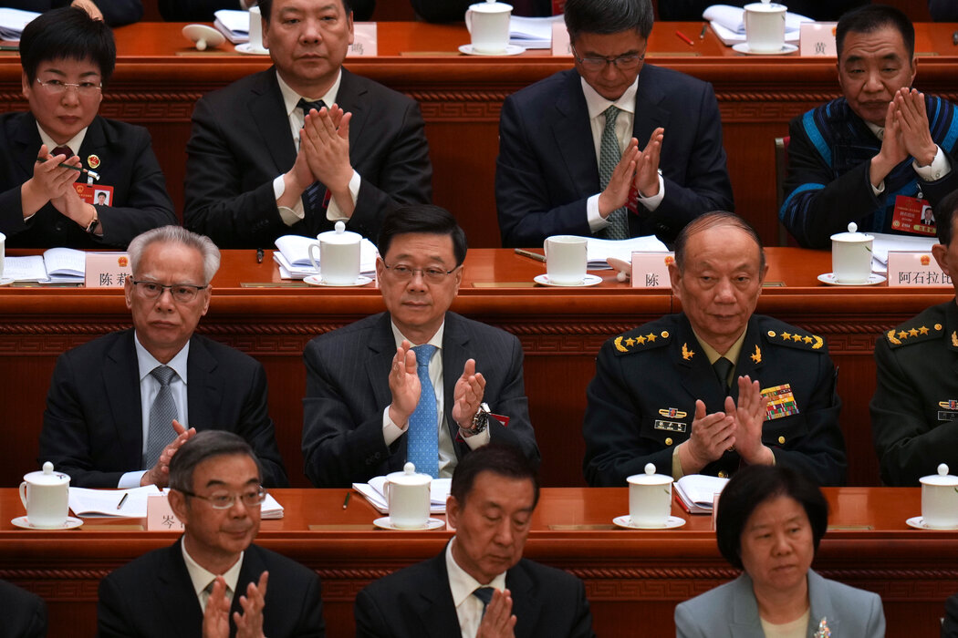 香港特區行政長官李家超（中）在北京出席全國人民代表大會開幕會議。