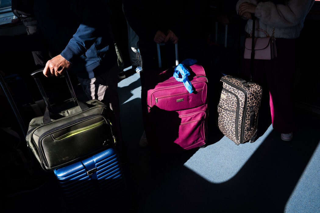 搭乘從皇后區賈馬伊卡到甘迺迪國際機場的AirTrain鐵路連接的紐約市遊客。一些紐約企業擔心加拿大和歐洲遊客數量可能會減少。