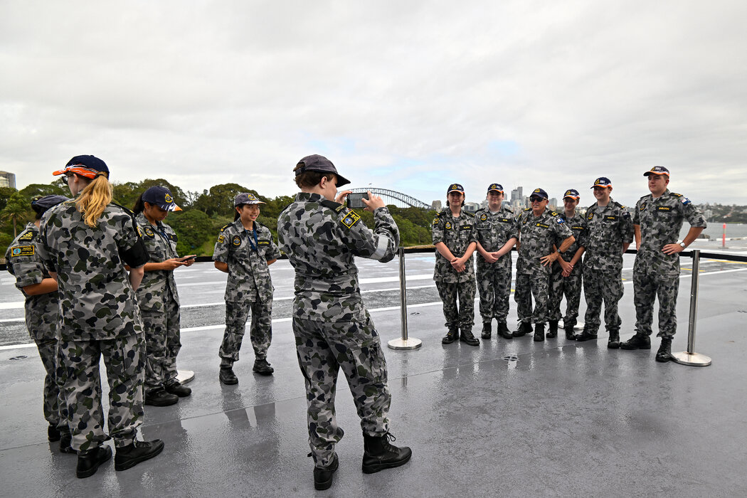 澳洲海軍艦艇上的學員。最近,一支中國海軍艦隊繞澳洲航行並進行實彈演習,引起了澳洲的警覺。