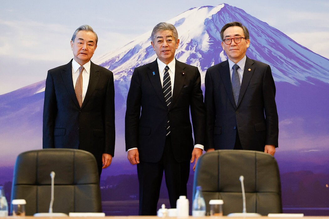 週六，中國外交部長王毅（左）在東京會見了日本外相岩屋毅（中）和韓國外長趙兌烈。與此同時，中日兩國船隻在爭議水域對峙。