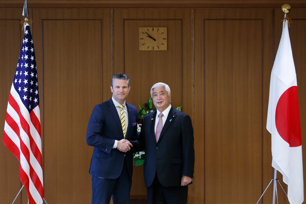 美國國防部長彼特·海格塞斯和日本防衛大臣中谷元週日在東京。