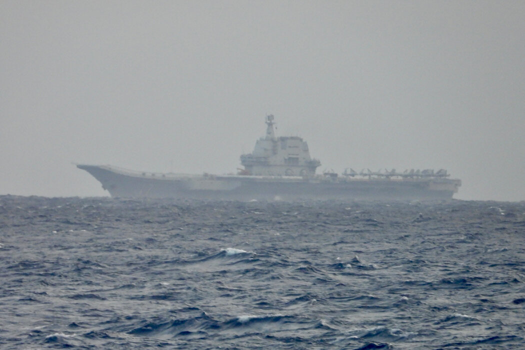 台灣國防部稱中國的「山東」號航空母艦週一出現在台灣周邊水域，本圖由台灣國防部提供。