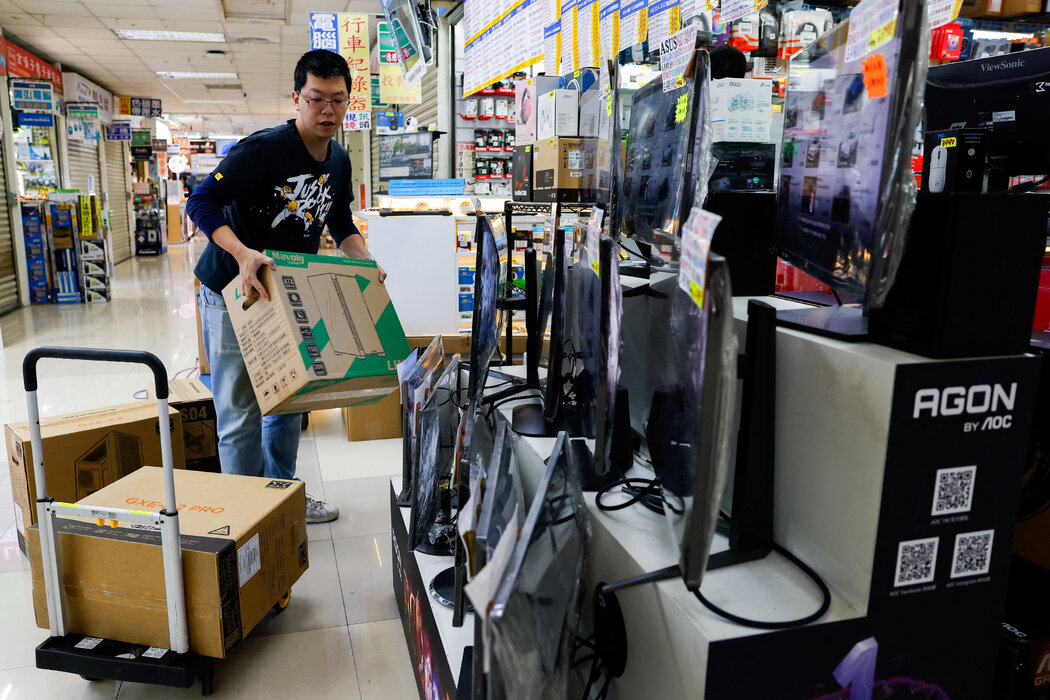 週四，台灣台北的一家電子產品商店。
