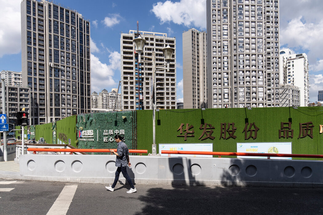 五年前,隨著公寓樓拔地而起,中國城市的天際線起重機林立。如今,許多起重機已不見蹤影,在政府的指示下,銀行正將貸款重心從房地產行業轉向工業領域。