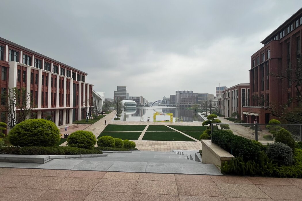 在華為位於上海西郊的新研發中心內,有104座各具特色的建築,這裡設有實驗室和辦公室,甚至還有一列包括八個站的環線小火車。