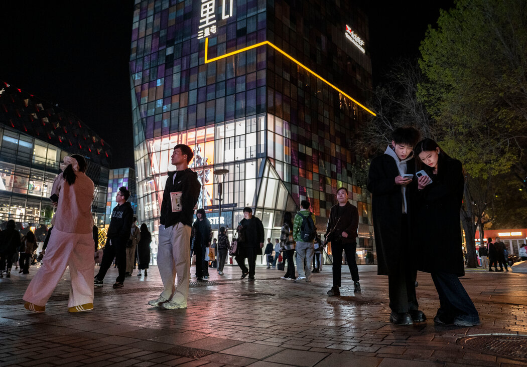 北京上週五的購物者。中國政府表示，雖然貿易戰將帶來痛苦，但沒有中國對付不了的事情。