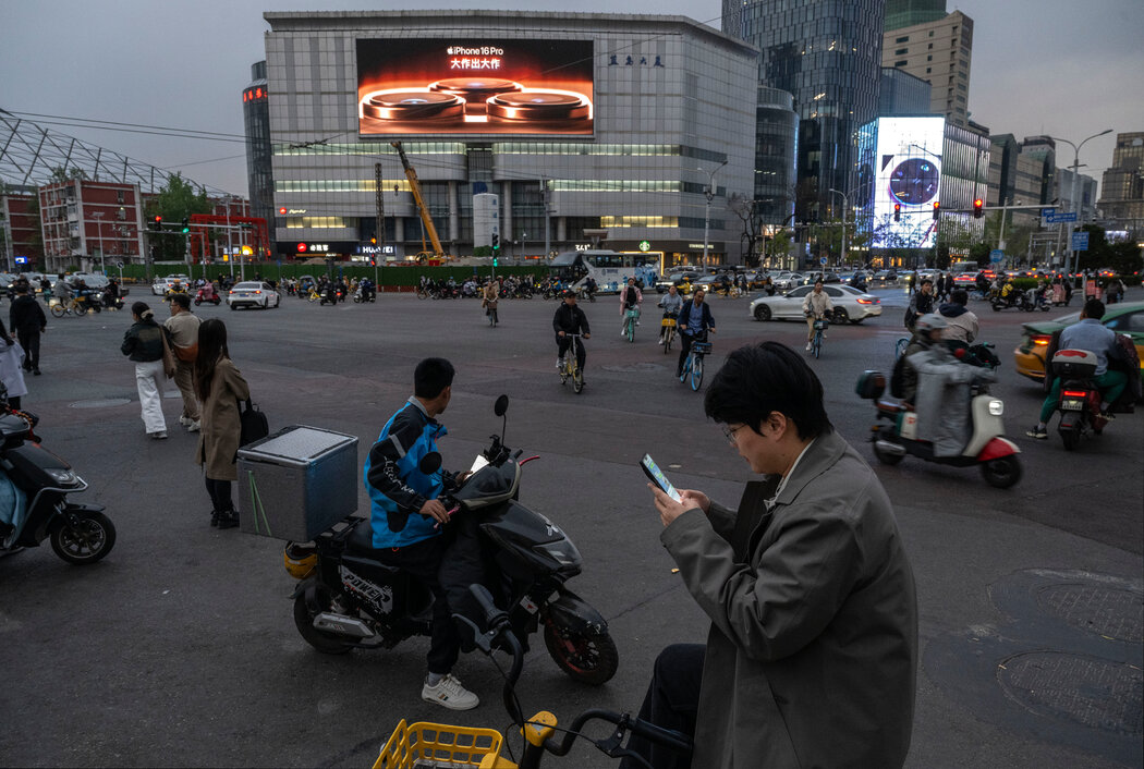 北京一個螢幕上的蘋果iPhone 16廣告。蘋果等美國公司已在中國投下巨額資金。