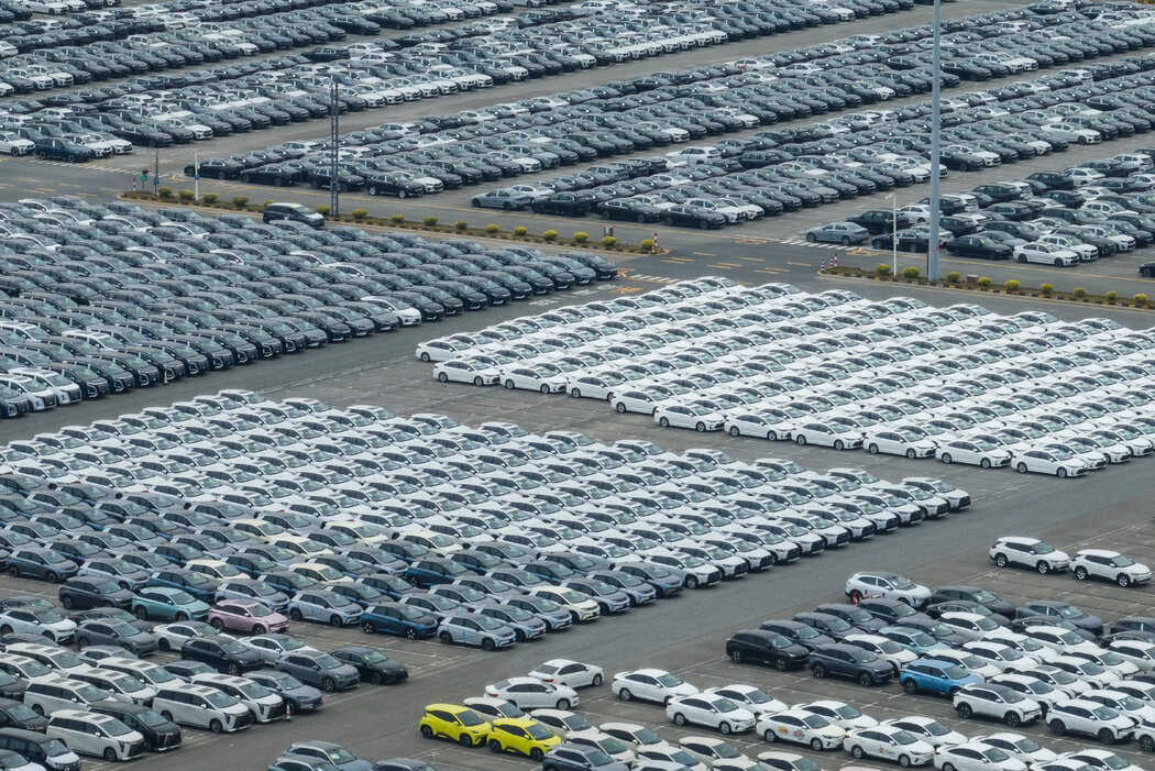 在中國的製造業中心廣州，停滿新車的停車場。