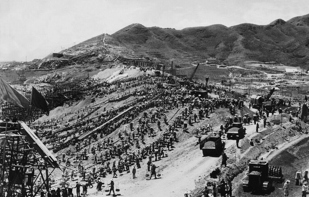 1958年，北京郊外的一座水庫工地，這是毛澤東大躍進政策的一部分。大約40萬中國人參與了這個水庫的建設。