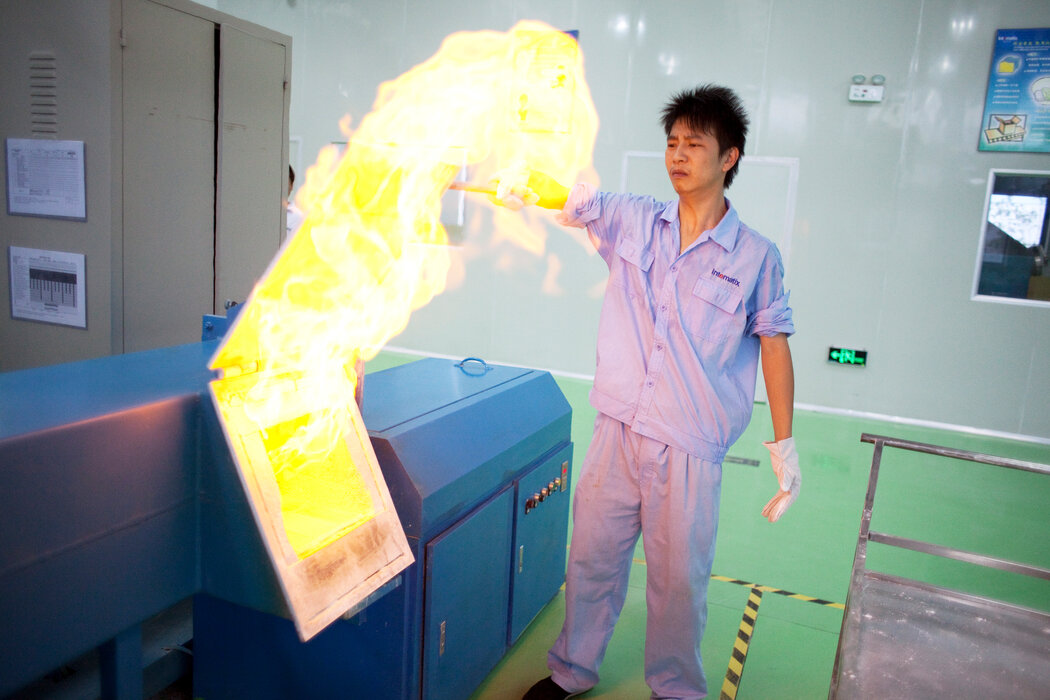 中國常熟的一家工廠正在加工含有重稀土金屬的化學品，以用於發光二極管。這些金屬還用於製造噴氣發動機、雷射器、汽車前大燈和某些火花塞的化學品。