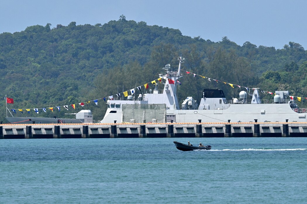 一艘中國軍艦停靠在柬埔寨雲壤海軍基地。近年來，中國對該基地進行了翻新。