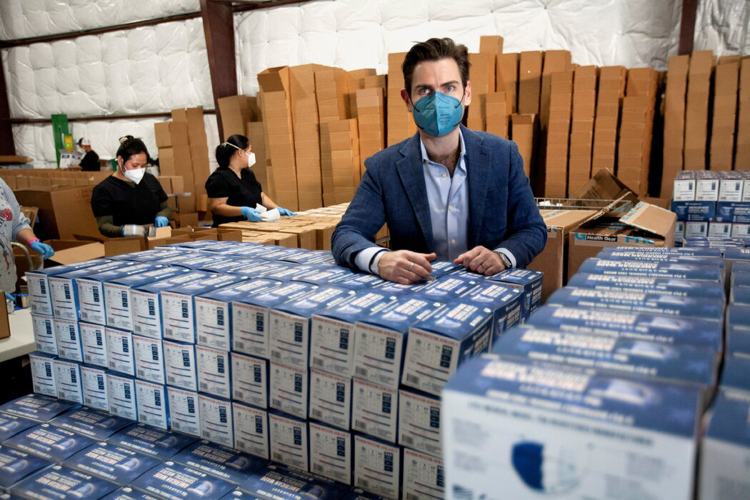 勞埃德·阿姆布魯斯特在得克薩斯州普夫魯格維爾的公司倉庫裡與他們生產的一些口罩合影。