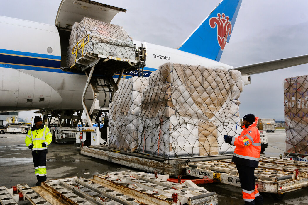 2020年,洛杉磯國際機場的地勤人員從一架南方航空貨機上卸下醫用個人防護裝備的托盤。