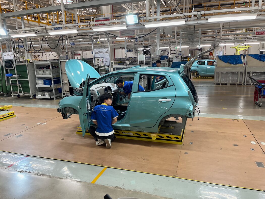 在南昌組裝電動汽車的工人。