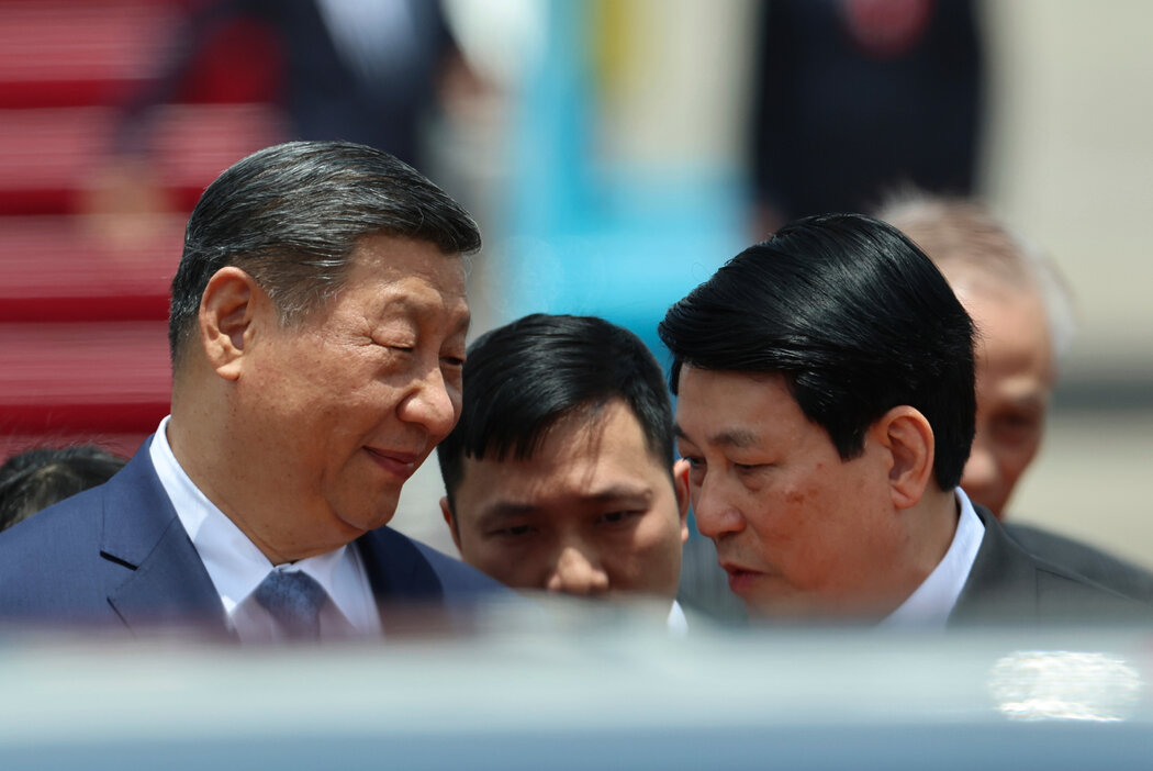 越南國家主席梁強(右)到機場迎接習近平。越南也已派官員前往華盛頓請求降低關稅。