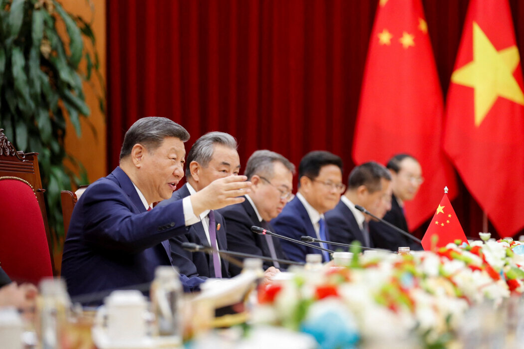 中國最高領導人習近平訪問越南，攝於週一。他在河內呼籲越南與中國一起反對「單邊霸凌」。