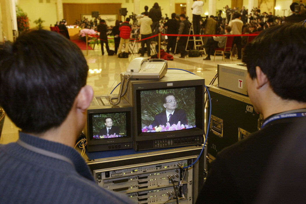 2003年,中國清潔能源轉型的推動者溫家寶在全國人民代表大會上發言。