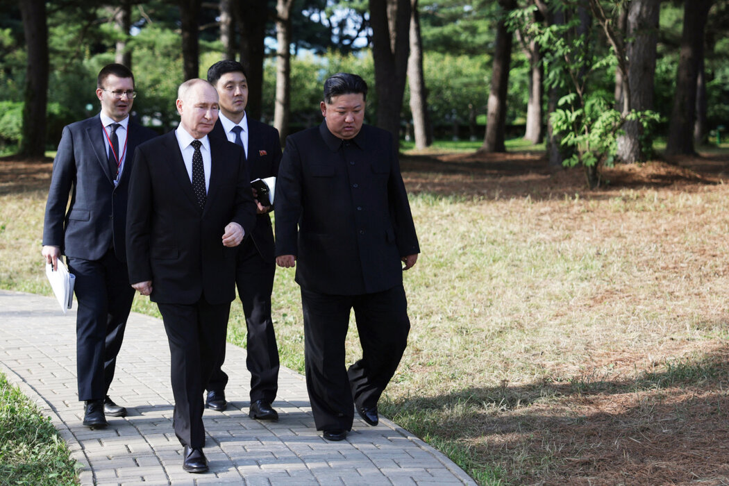 俄羅斯官方媒體發布的俄羅斯領導人普丁去年在平壤與朝鮮領導人金正恩見面的照片。