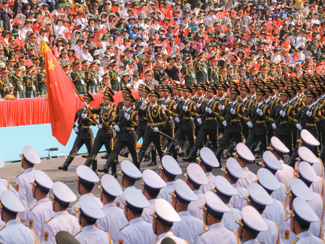 週三，中國士兵在胡志明市參加閱兵式，紀念越南戰爭結束50週年。