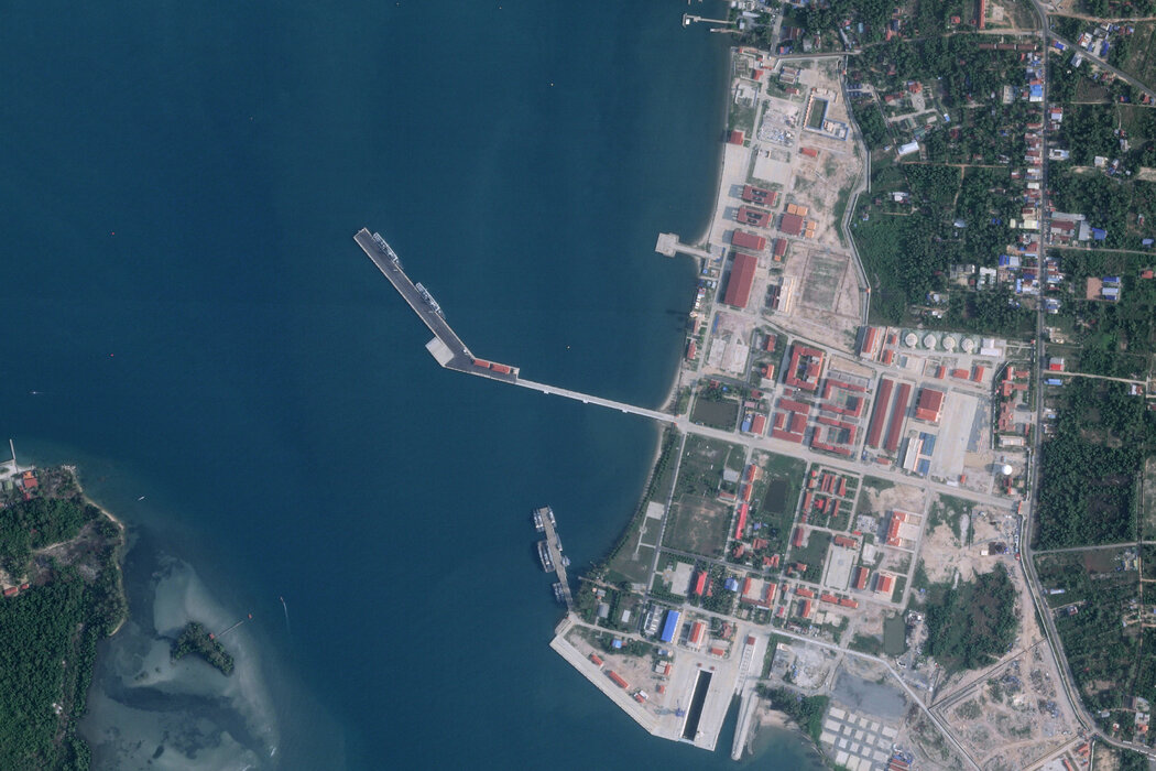 兩艘軍艦停泊在柬埔寨南部海岸附近的裡姆海軍基地碼頭(中)。今年4月,柬埔寨正式啟用了由中國翻新的海軍基地,引起了美國的關注。