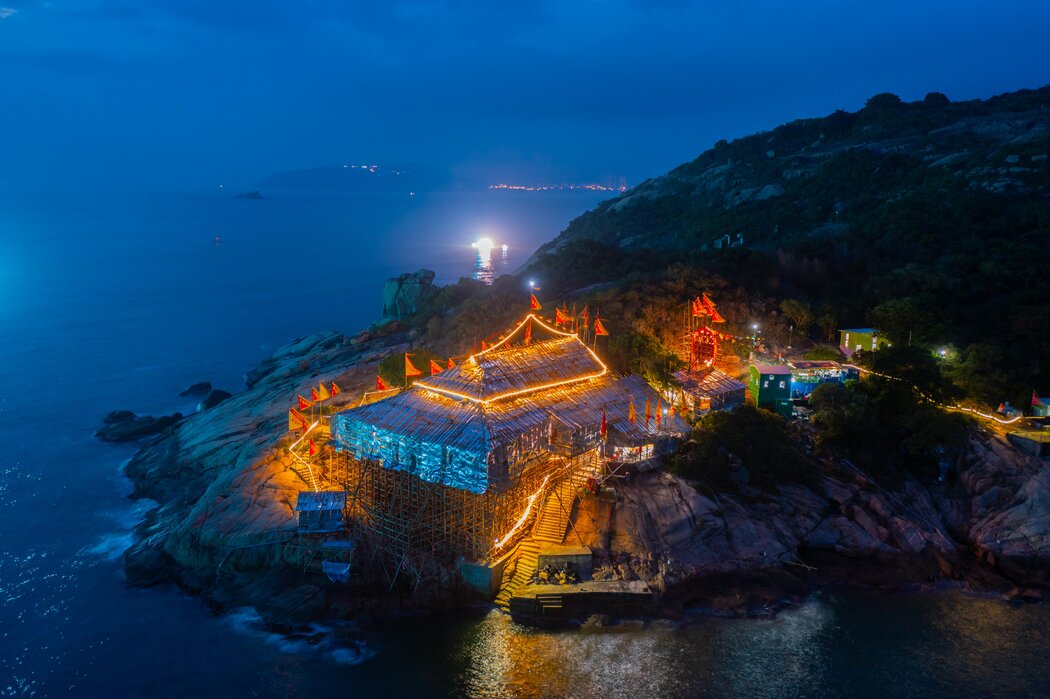 這座臨時竹製劇場建在懸崖邊的寺廟周圍，不過肯尼·李表示，由於土地填海工程，如今這類場地越來越少了。