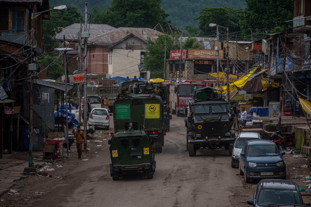週四,印控克什米爾區的一支印度陸軍車隊。
