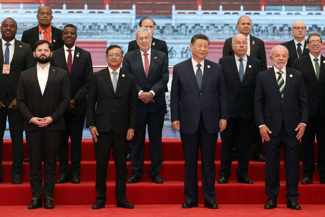 前排從左至右：智利總統博里奇、哥倫比亞總統佩特羅、中國國家主席習近平、巴西總統盧拉週二在北京出席了論壇。