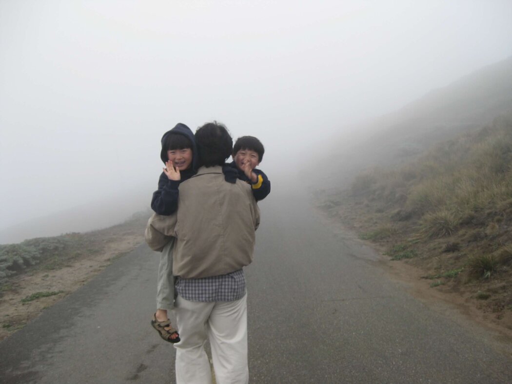 李翊雲2007年拍的一張家庭照，照片中她的丈夫抱著他們的兒子，文森特（左）和詹姆斯。