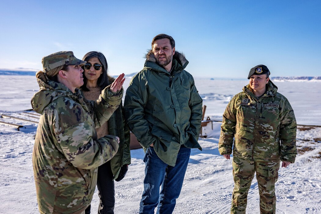 美國副總統萬斯和夫人烏莎·萬斯今年3月參觀了位於格陵蘭島的美軍皮圖費克太空基地。川普總統已表示,他想從丹麥手中接管格陵蘭島。