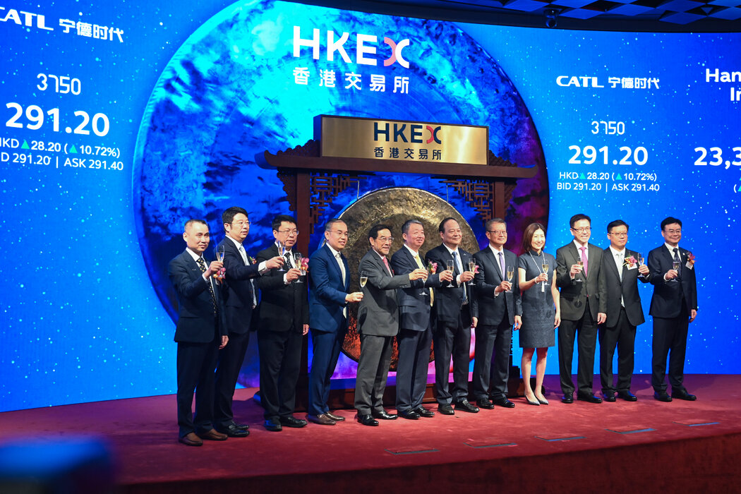 寧德時代新能源科技有限公司的高管們週二在香港證券交易所。