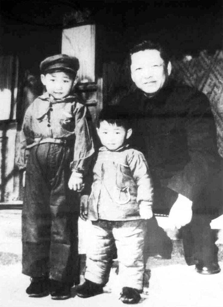 習近平（左）與父親習仲勛和弟弟習遠平，攝於1958年。