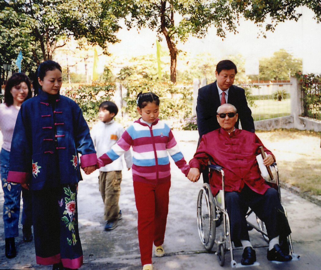 習近平與父親、妻子彭麗媛和女兒習明澤，照片日期不詳。