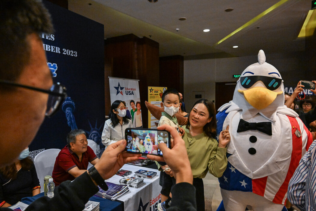 2023年北京一場高校博覽會上,展示美國大學的展位。中國赴美留學生的人流長期以來一直是維繫兩國關係最穩固的支柱之一。