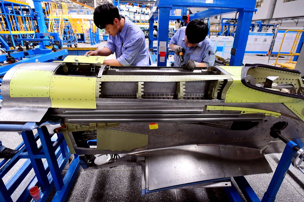 工人正在組裝C919客機的發動機部件，2018年攝於中國瀋陽。